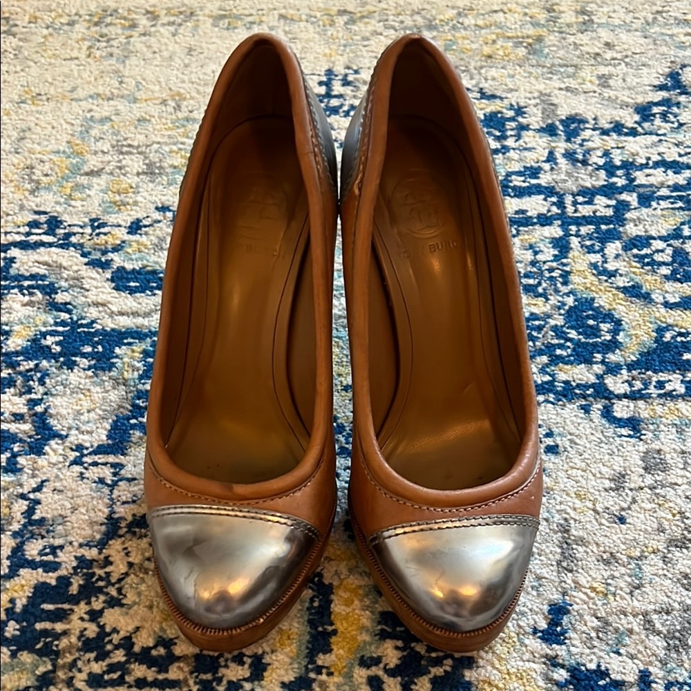 Tory Burch. Elegant Silver and Tan Women's Pumps